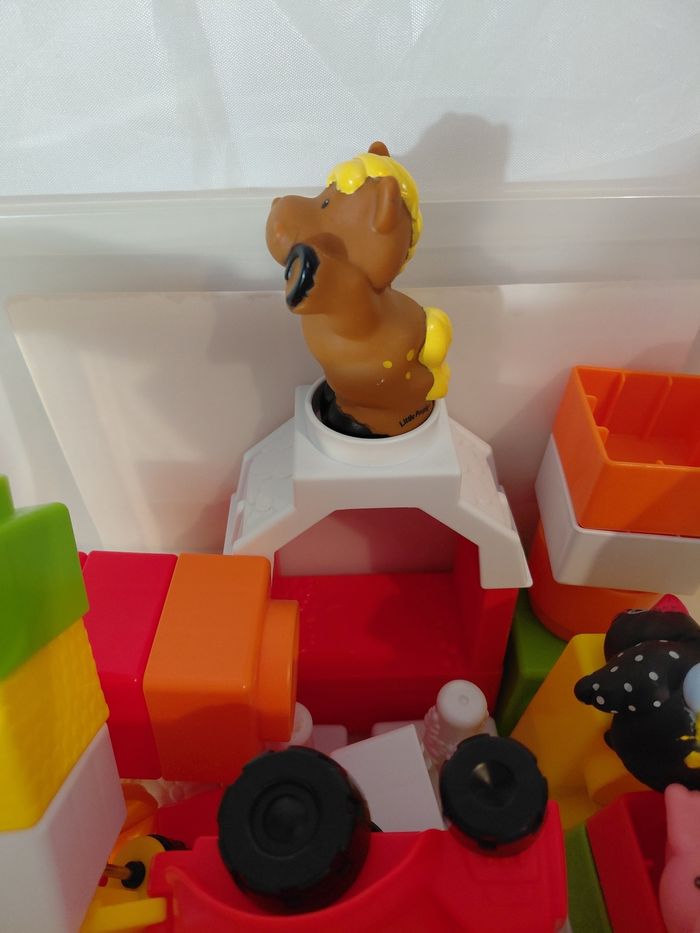 Fisher-Price Little People Builders Playset with Green Lid and Multicolor Bricks - Picture 3 of 7